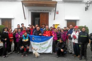 Los senderistas a la puerta del ayuntamiento.