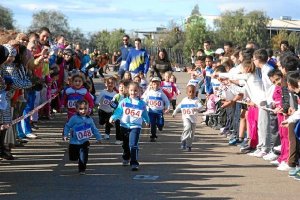 Los más pequeños disfrutando de la carrera de la pasada edición.