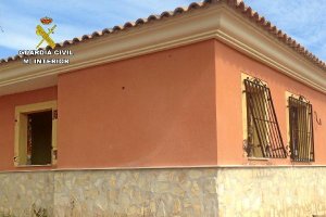 La vivienda en la que estaban quitando las rejas.