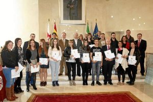 Foto de los premiados con el jurado y el alcalde