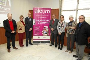 Foto de comerciantes, el creador de la plataforma, Diego Martínez, el alcalde y la concejal