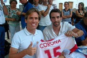 Miguel Ángel Corona con el presidente de la Peña Mago Corona de Uleila, Rafa Reche.