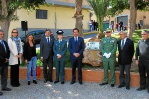 Autoridades junto a la placa que da nombre a la plaza dedicada a la Legión.