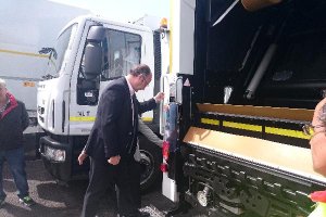 El alcalde de la capital presenta los nuevos vehículos de limpieza.