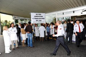 Sanitarios en una concentración para denunciar las agresiones en Torrecárdenas.