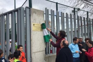 Momento en el que Julián descubre la placa del Pabellón de Campotéjar.