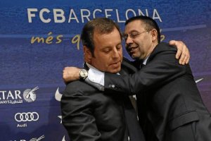 Sandro Rosell y Bartomeu se abrazan en la despedida del primero como presidente.