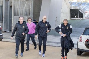 JIM con sus ayudantes y Andrés Fernández.