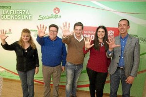 Los cinco parlamentarios electos, felices por llegar al Parlamento.