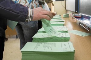 Un ciudadano elige su papeleta. 