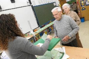 Votantes se acercan a depositar su papeleta.