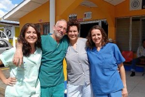 El equipo de sanitaros de Almería formado por las enfermeras Eva Quesada, Isabel López y Noemí Gil, y por el médico cirujano Benjamín Narbona, en Nic