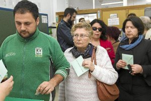 Almerienses ejerciciendo su derecho a voto.