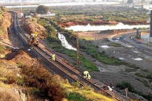 Los operarios trabajan en el punto de descarrilamiento.