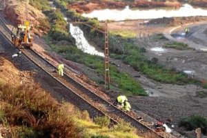 En este punto del sector 20 de El Puche se salieron de raíles dos ruedas del tren