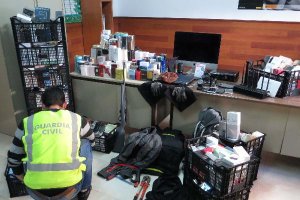 Un agente con parte del material incautado