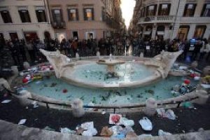La fuente de la Barcaccia de Bernini, tras los incidentes causados.