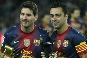 Xavi con el premio Príncipe de Asturias y Messi con el Balón de Oro en 2012.