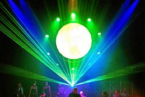 El espectáculo cuenta con numerosos elementos visuales.