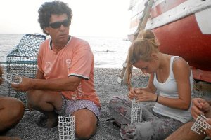 Un pescador  del Cabo de Gata enseñando a una joven a hacer una nasa