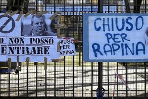 Carteles de protesta a la entrada de la sede del Parma.