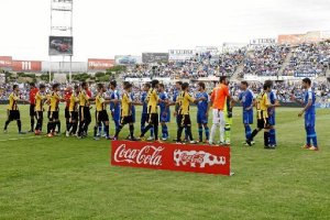 Saludo de los equipos antes del partido.