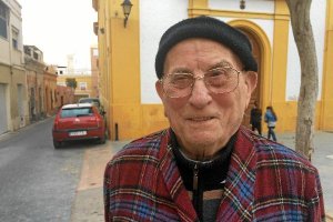 José Cruz Cañadas, en su barrio, junto a la Iglesia de San Roque de Almería