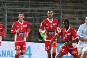 Una imagen del encuentro del Nimes ante Gazelec dAjaccio.