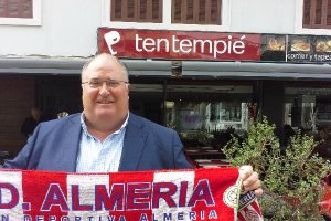 Con la bufanda del Almería.