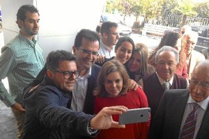 Soraya Sáez de Santamaría junto al alcalde de Níjar antes del mitin en la localidad