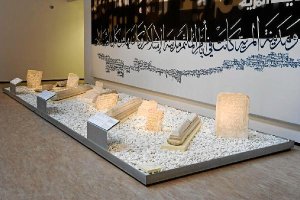 Macabrillas y estelas funerarias en la segunda planta del Museo Arqueológico.