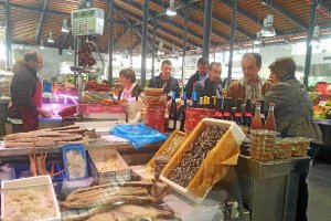 Representantes de IU visitando el Mercado Central