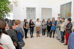 La delegada charla con propietarios de las viviendas beneficiadas.