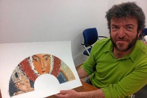 Eduardo Roca con el abanico hecho para LA VOZ. 