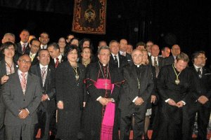 Foto de familia de pregonero y cofradías de Almería.