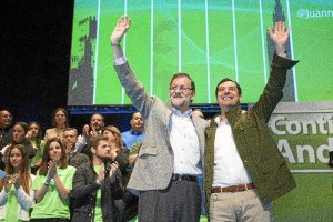 Mariano Rajoy y Juanma Moreno durante el mitin