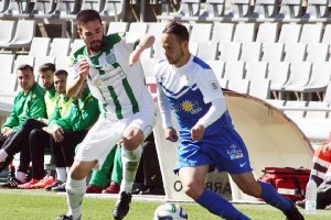 Iván Sánchez en una jugada del partido.