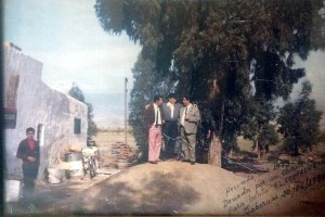 José El Compadre con sombrero con unos amigos en la Venta