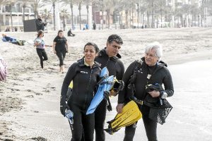Marta Bosquet, Javier Nart y Miguel Cazorla antes de entrar al agua
