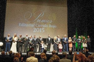 Foto de familia de los doce autores premiados en los Premios Círculo Rojo.