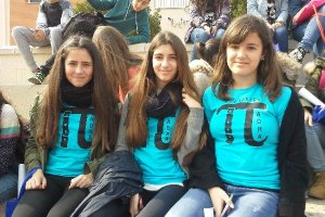 Tres alumnas participantes de Adra con su camiseta del número Pi