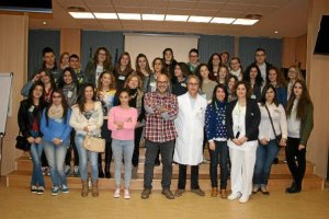 Los alumnos posan con los sanitarios. 