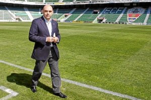 Antonio Rocamora camina sobre el césped del Estadio Martínez Valero.