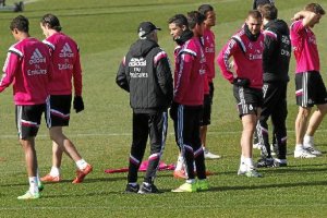 Cristiano Ronaldo hablando con Carlo Ancelotti.