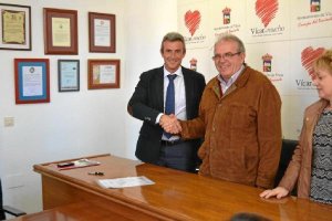 El alcalde y el represntante de Fremap.