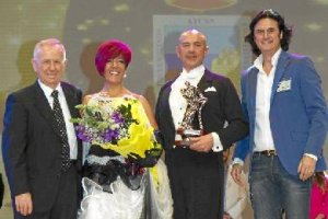 Encarny y Manuel, entre Pedro Fernández, alcalde de Torremolinos, y ‘Poty’, coreógrafo.