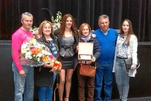 La homenajeada, en el centro, con parte de su familia.