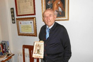Manuel Rodríguez con un ejemplar de su libro. 