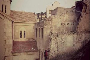 El alcalde en las viviendas en ruinas adquiridas por el Ayuntamiento