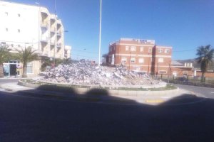 Demolición de la rotonda en la carretera de Macael